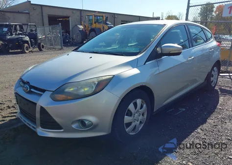 2014 Ford Focus Titanium z USA, uszkodzony, nr VIN 1FADP3N21EL383449